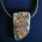 Pendentif Opale Boulder sur cordon caoutchouc