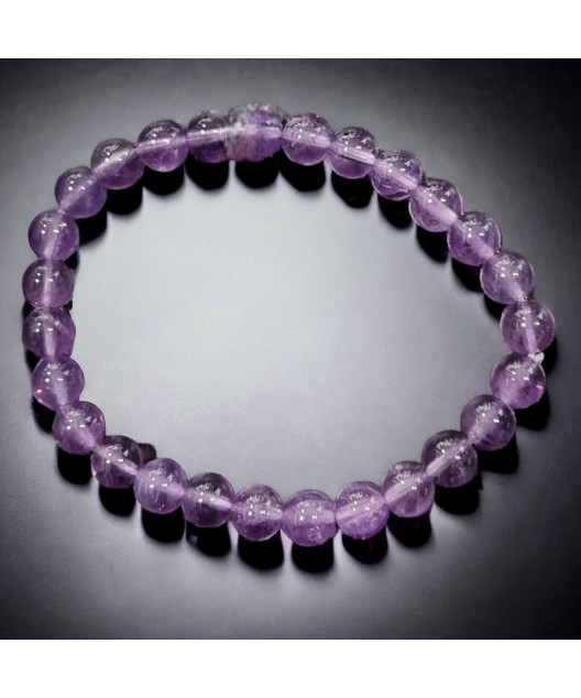 Ce bracelet d’améthyste en pierres rondes est une création de Meirea.