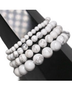 Ce bracelet de howlite en pierres rondes  est une création de Meirea.