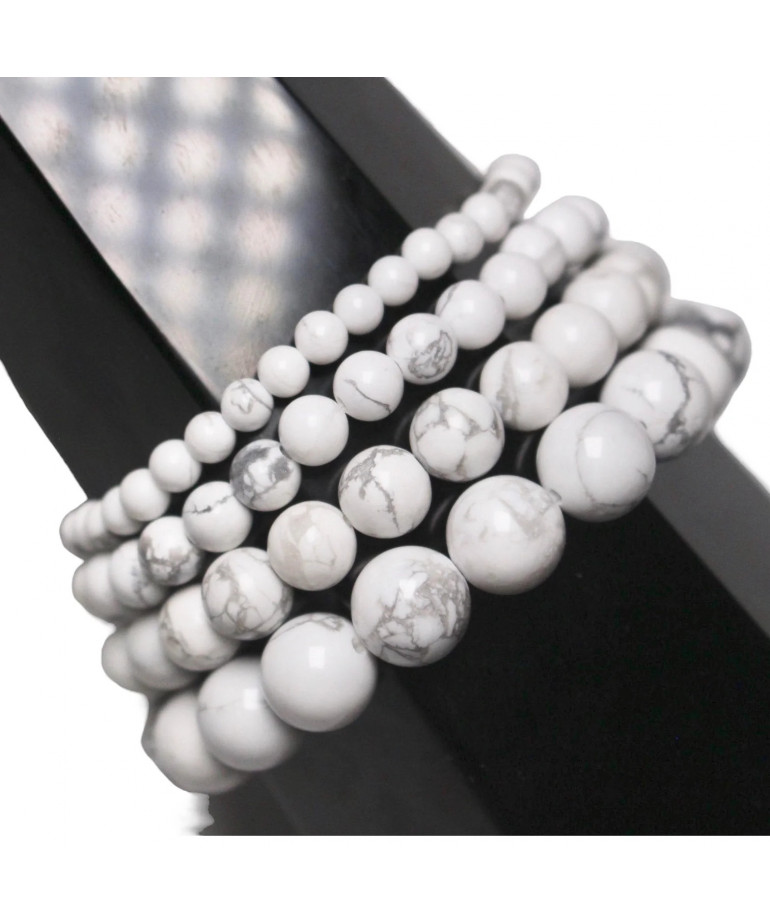 Ce bracelet de howlite en pierres rondes  est une création de Meirea.
