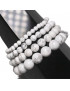 Ce bracelet de howlite en pierres rondes  est une création de Meirea.