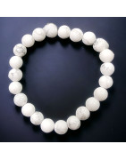 Ce bracelet de howlite en pierres rondes  est une création de Meirea.