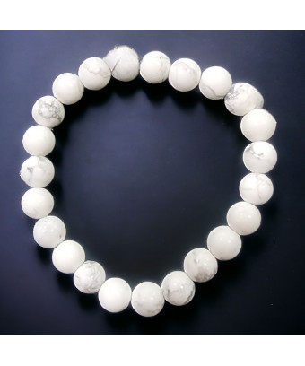 Ce bracelet de howlite en pierres rondes  est une création de Meirea.