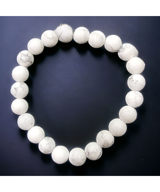 Ce bracelet de howlite en pierres rondes  est une création de Meirea.