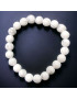 Ce bracelet de howlite en pierres rondes  est une création de Meirea.