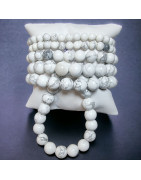 Ce bracelet de howlite en pierres rondes  est une création de Meirea.
