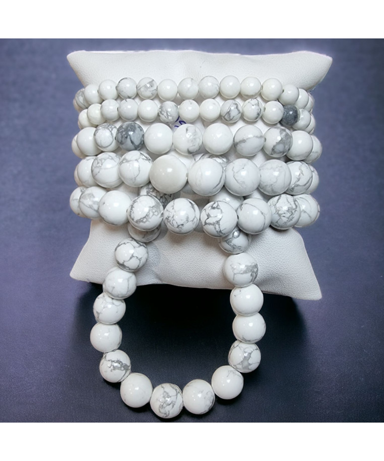 Ce bracelet de howlite en pierres rondes  est une création de Meirea.