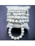 Ce bracelet de howlite en pierres rondes  est une création de Meirea.