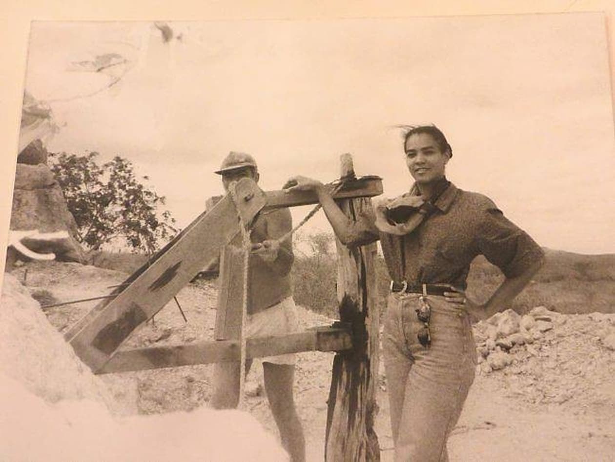 Meire Sousa de Brito au bord d’un puits de mine du Minas Gerais, à côté du treuil de bois qui remonte la terre